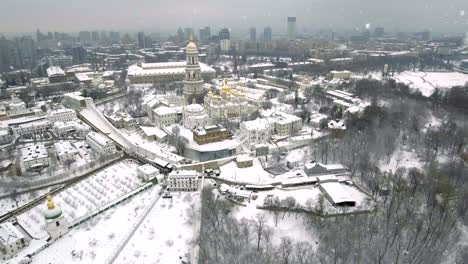 Kiev-Pechersk-Lavra.-Nieve-que-cae-en-invierno.-Kiev,-Ucrania