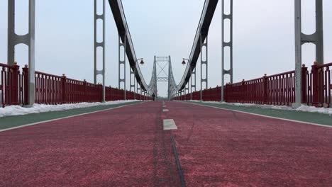 Un-hombre-corriendo-en-el-puente