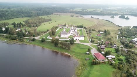 Das-Kloster-Ferapontov.-Borodaevsky-See.-Russische-Landschaft