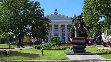 Nationales-Institut-Vorderansicht-in-Donezk-Ukraine