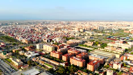 Valencia-aus-der-Vogelperspektive.-Luftaufnahme.-Das-herrliche-Panorama-der-Stadt-von-der-Höhe.-Valencia-ist-eine-touristische-Stadt-in-den-Morgen