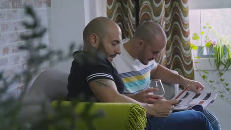 Pareja-Gay-colgando-en-casa