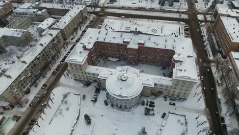 Ciudad-invernal-en-la-nieve-con-vista-a-los-ojos-de-pájaro.