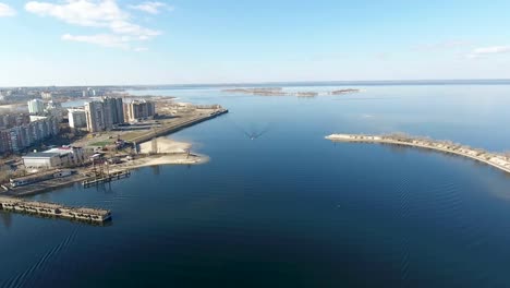 Vista-de-pájaro-de-río-y-puerto-de-carga.-Ciudad-Cherkassy,-Ucrania.-Panorama.