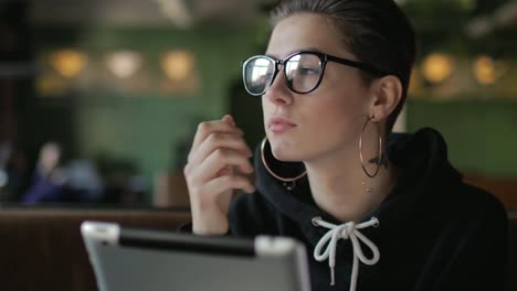 Chica-usando-Tablet-PC-en-Cafe