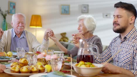 Familie-hält-Hände-und-betet-an-Ostern