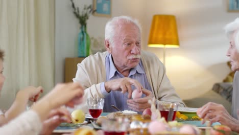 Abuelos-hablando-con-Nieto-en-la-cena-de-Pascua