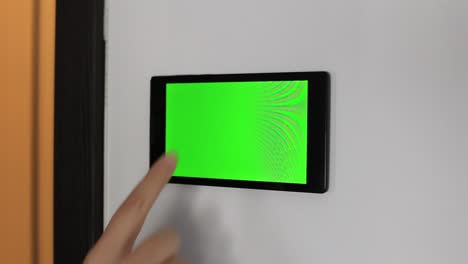 Smart-Home-Control-an-einer-Wand