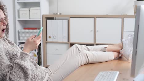 Junge-Frau-prokrastelt-ihr-Smartphone