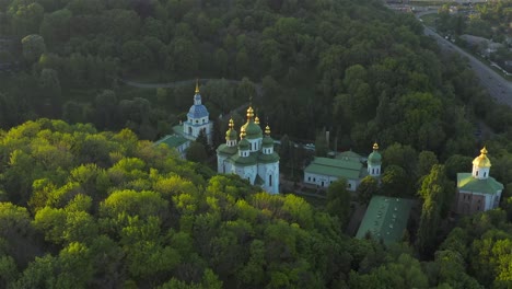 Vista-aérea-del-monasterio-de-Vydubychi,-al-atardecer,-Kiev,-Ucrania