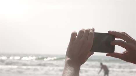 Hombre-tomando-fotos-por-teléfono-móvil-en-cámara-lenta-250fps