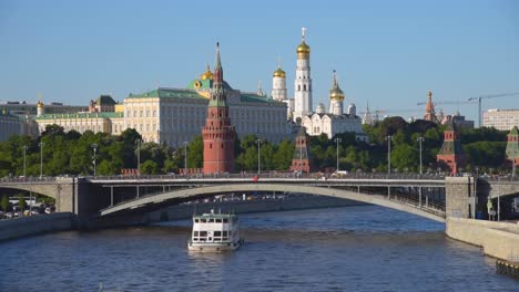 Vista-del-río-Moscú-y-el-Kremlin-en-un-día-soleado