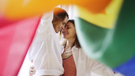 Mujeres-envueltas-en-bandera-arco-iris