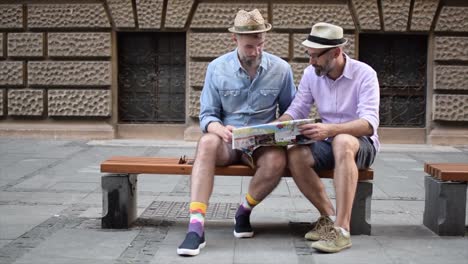 Pareja-gay-explorando-una-ciudad-en-Europa