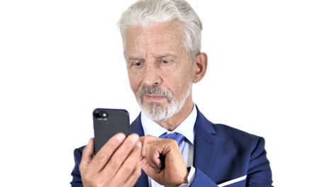 Viejo-empresario-usando-Smartphone,-fondo-blanco