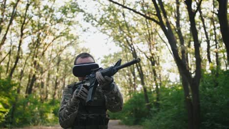 Soldat-mit-Gewehr-trägt-Virtual-Reality-Brille-im-Freien