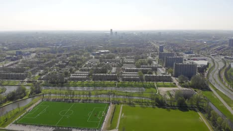 Über-die-Stadt-Leeuwarden-fliegen.-Stadtansicht-von-Drohne