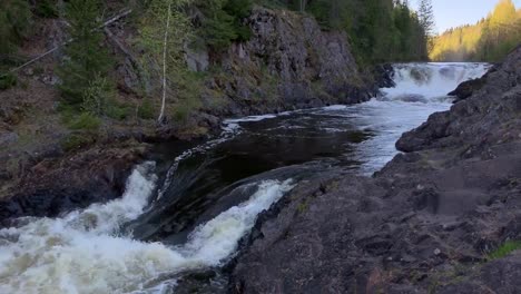 Cascada-a-gran-hora-del-agua-en-Karelia,-Rusia