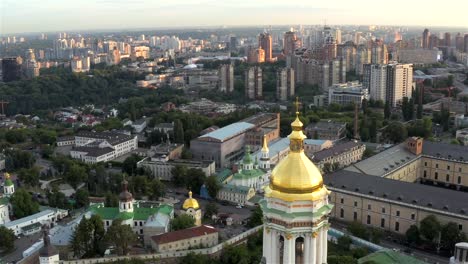 Kiev-Pechersk-Lavra-al-atardecer,-Kiev,-Ucrania