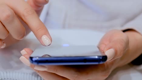 Mujer-joven-usando-smartphone