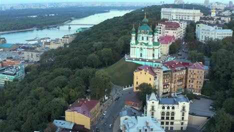 Vista-aérea-de-la-Iglesia-de-San-Andrés,-el-Castillo-de-Richard-y-el-famoso-Descenso-de-San-Andrés,-donde-los-artistas-exhibieron-su-trabajo,-Podil,-Kiev