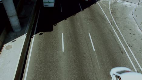 Die-Bewegung-von-Autos-auf-einer-viel-befahrenen-Straße.-Die-Bewegung-der-Autos-zur-Hauptverkehrszeit.