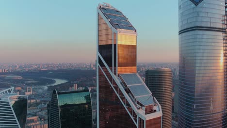 Volando-sobre-el-centro-de-negocios-de-la-ciudad-de-Moscú