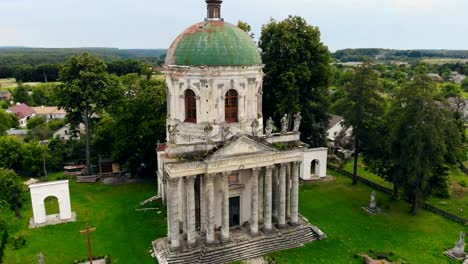 Templo-católico-abandonado-en-un-pequeño-pueblo