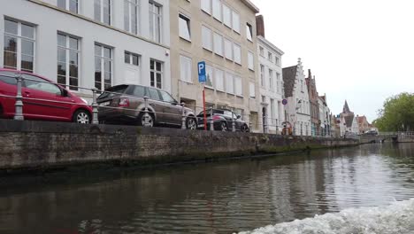 Brügge,-Belgien---Mai-2019:-Blick-auf-den-Wasserkanal-im-Stadtzentrum.-Touristischer-Spaziergang-auf-den-Wasserkanälen-der-Stadt.-Blick-von-einem-Touristenboot.