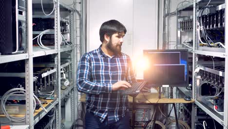 Ingeniero-informático-trabaja-en-una-granja-minera-criptomoneda.