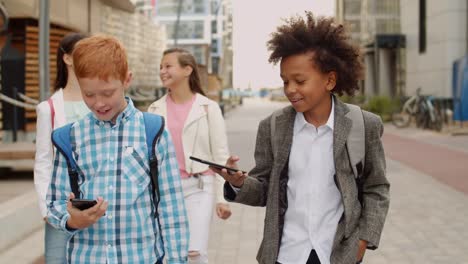 Cinco-Alumnos-Caminando-después-de-la-escuela