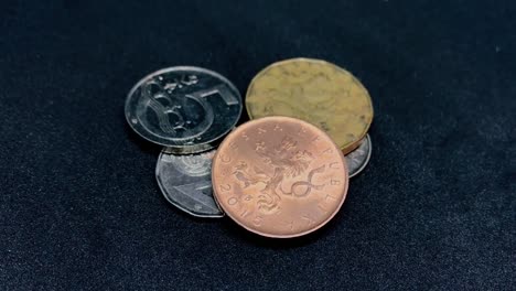 Verschiedene-tschechische-Koruna-Münzen-drehen-auf-Schwarz---CZK