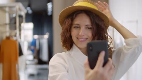 Frau-macht-Selfie-beim-Einkaufen