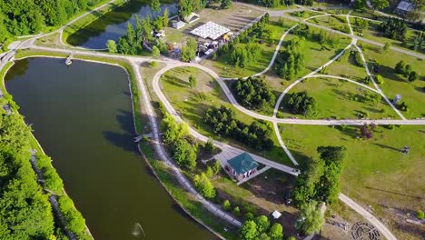 Luftaufnahme-des-schönen-Parks-mit-See