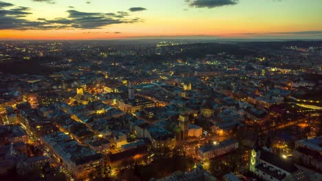 Flug-über-die-Dächer-bei-Sonnenuntergang.-alte-europäische-Stadt.-Ukraine-Lwiw