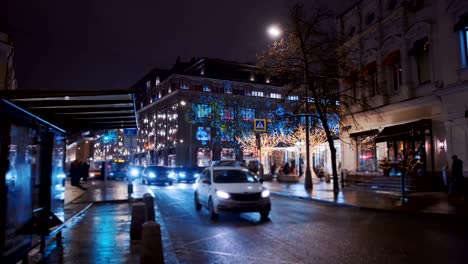 Ciudad-de-Año-Nuevo-con-luminosas-casas-coloridas,-árboles-y-con-coches-en-la-carretera