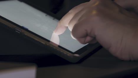 4K-Video-Finger-Touch-auf-Tablet-Bildschirm-Mock-up-mit-Licht.