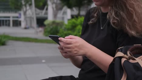 mujer-está-utilizando-teléfonos-inteligentes-al-aire-libre-en-la-ciudad