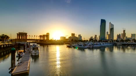 Sonnenaufgang.-Yachten-und-Boote-im-Sharq-Marina-Timelapse-in-Kuwait.-Kuwait-Stadt,-Naher-Osten