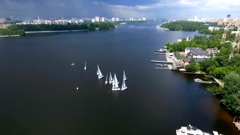 Schießen-Vogelauge.-Fliegende-Drohne,-die-langsam-über-blauem-Wasser-fliegt.-Schönes-Hotel-am-Ufer-des-Flusses.-Yacht-dock.4k-Auflösung.-ruhig