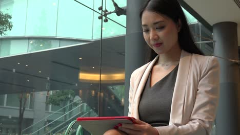 Weibliche-Manager-asiatische-Frau-Geschäftsfrau-arbeiten-mit-Ipad-Tablet