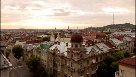 Lapso-de-tiempo-en-la-ciudad-vieja-con-las-nubes-en-movimiento.-Lviv,-Ucrania.