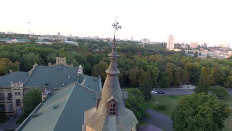 Vista-aérea-del-viejo-edificio-de-la-Universidad-de-KPI-en-Kiev,-Ucrania.