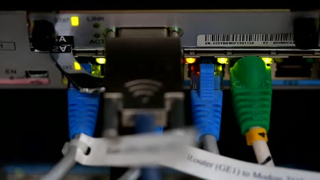 Technologie-Zentrum-Netzwerk-Serverraum-mit-Netzwerk-Kabel.