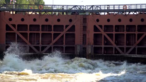 opening-and-closing-the-gate-river-gateway