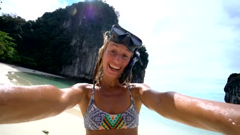 Blondes-Mädchen-in-den-Ferien-unter-Selfie-Porträt