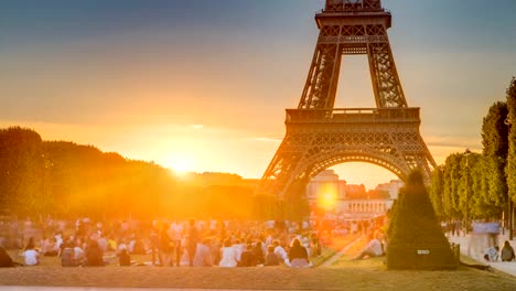 Eiffelturm-gesehen-vom-Champ-de-Mars-bei-Sonnenuntergang-Timelapse,-Paris,-Frankreich