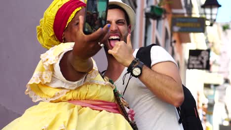 Tomando-un-Selfie-mujer-brasileña---"Baiana"-en-el-Pelourinho,-Bahia