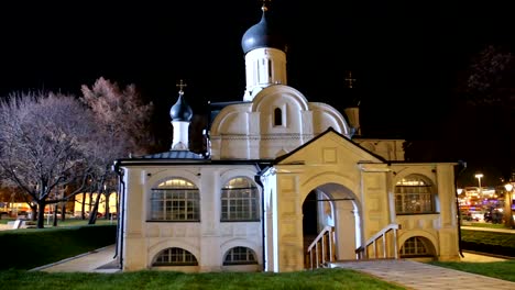 Kirche-der-Empfängnis-St.-Anne-(nachts)--Anzeigen-von-modernen-park-Zarjadje-in-Moskau,-Russland.-Der-Stadtpark-befindet-sich-nahe-dem-Roten-Platz