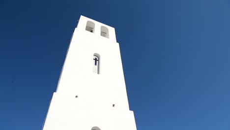 Erstaunlich-blauen-Kuppel-Kirche-auf-Santorini,-Touristen-gehen-sightseeing-auf-der-griechischen-Insel